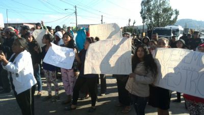 Padres de alumnos del Instituto Nacional de Eduación Básica de la colonia el Chato, exigen maestros. (Foto Prensa Libre: É. Ávila)