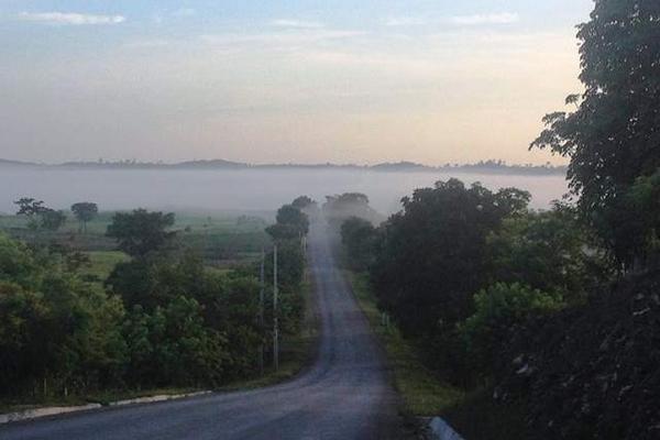 A 10 kilómetros de llegar a la aldea El Naranjo se puede apreciar cómo la neblina cubre el valle entre pequeñas montañas.