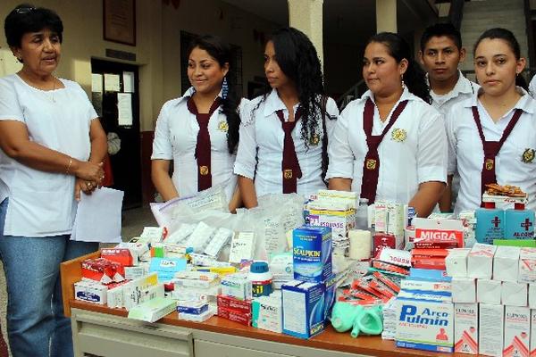 Jóvenes que estudian Ciencias Comerciales en Gualán, Zacapa, entregan donativo.