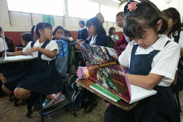 Niñas reciben clases en una escuela pública de la capital. (Foto Prensa Libre: Archivo)<br _mce_bogus="1"/>