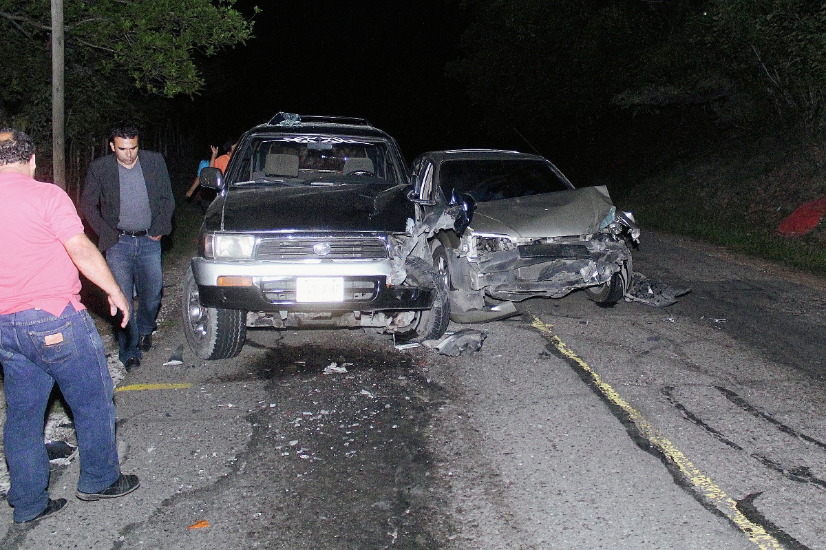 Dos de los autos que chocaron quedaron en la cinta asfáltica, en el km 158 de la ruta que comunica de Monjas a la cabecera de Jalapa. (Foto Prensa Libre: Hugo Oliva)