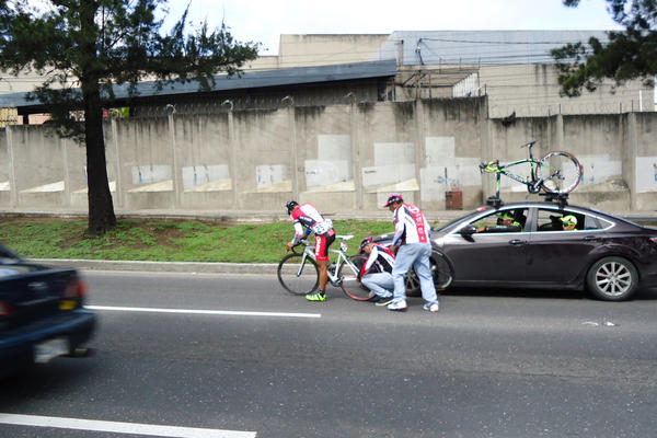 Carlos Magzul del equipo Hino sufrió un pinchazo en la Etapa 8 de la 54 Vuelta a Guatemala. (Foto Prensa Libre: Nery Colorado)