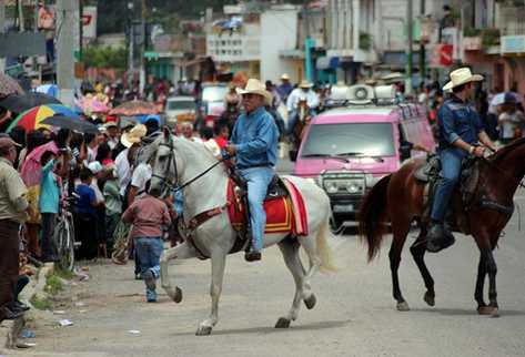 Desfile hípico recorre una de las calles de la ciudad de Jalapa. (Foto Prensa Libre: Hugo Oliva)