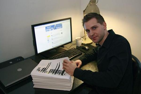 Estudiante austríaco de derecho Max Schrems con las 1 mil 222 páginas contenidas en un CD, con sus datos acumulados durante sus tres años por Facebook. (Foto Prensa Libre: EFE)