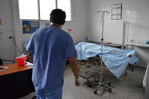 Uno de los delincuentes murió en el centro de salud de la localidad. (Foto Prensa Libre: Enrique Paredes)