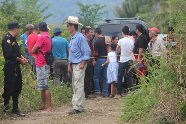 Vecinos se reúnen en el lugar donde fueron encontrados los dos cadáveres en Lívingston. (Foto Prensa Libre: Edwin Perdomo) <br _mce_bogus="1"/>