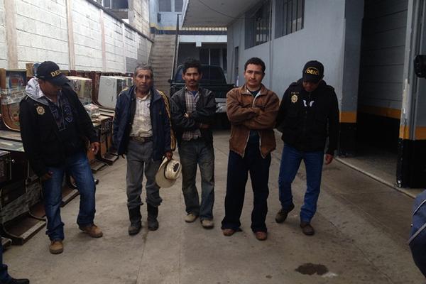 Los tres sindicados de haber matado a dos hermanos permanecen en la Comisaría 22, en Jalapa. (Foto Prensa Libre: Hugo Oliva) <br _mce_bogus="1"/>