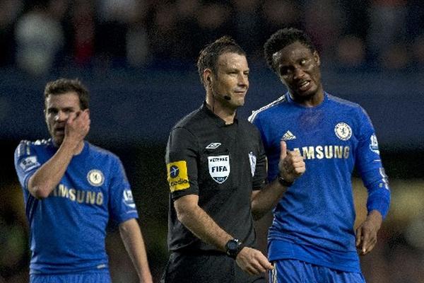 Mark Clattenburg durante un partido de la Premier League. (Foto Prensa Libre: AFP)