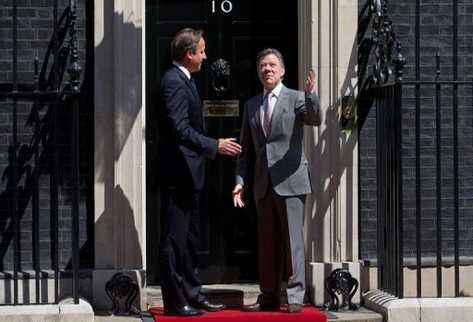 El primer ministro británico David Cameron (i) recibe al presidente colombiano Juan Manuel Santos en Londres. (Foto Prensa Libre: AFP)