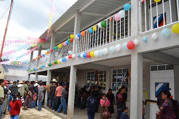 Habitantes de la aldea Los  Encuentros  participan de la inauguración de la escuela local.