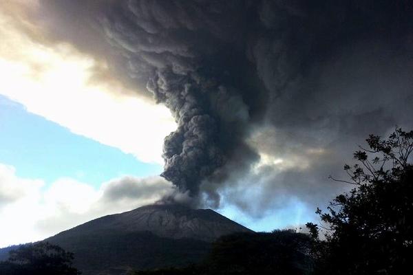 El Volcán  Chaparrastique, ubicado en el departamento de San Miguel, lanza ceniza y lava. (Foto Prensa Libre: AFP)