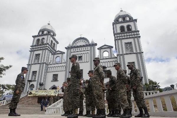 Ejército de Honduras asiste a una misa en honor a la Virgen de Suyapa. (Foto Prensa Libre:EFE)