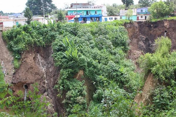 A causa de las lluvias, con frecuencia hay desprendimientos de tierra en  este barranco.