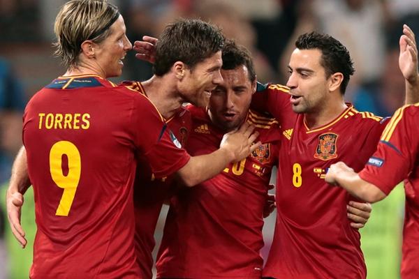 El equipo español festeja la anotación de Xabi Alonso. (Foto Prensa Libre: AP)