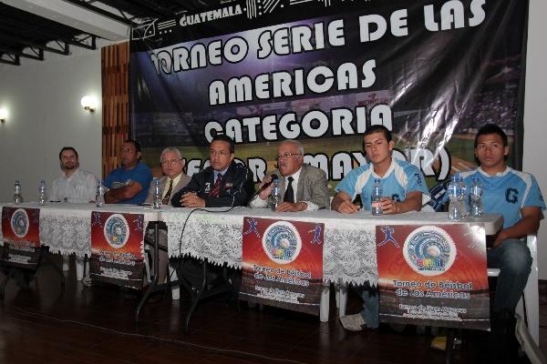 Directivos de la Federación Nacional de Beisbol, junto a Ángel Hoyos, mánager de la selección guatemalteca, y los peloteros Juan Andrés Aguilar y Jorge Lam, durante la presentación del torneo que se inicia este viernes. (Foto Prensa Libre: Fernando Ruiz)