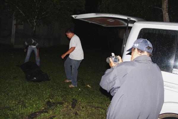 Los tres hermanos fueron ultimados en la aldea Los Andes, Morales, Izabal. (Foto Prensa Libre: Edwin Perdomo)<br _mce_bogus="1"/>