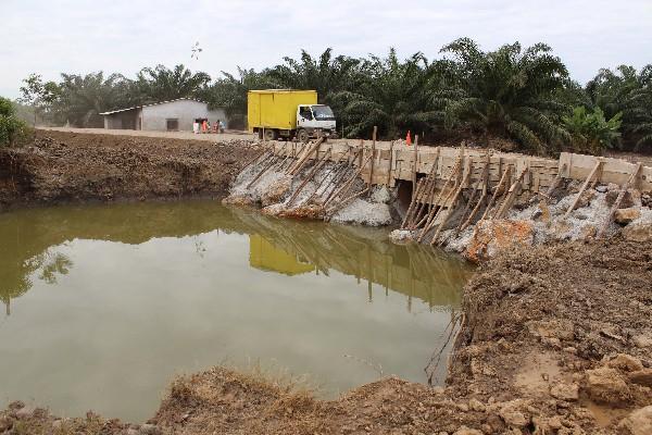 Construyen badén  en el kilómetro 301.