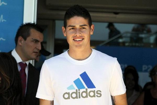 El futbolista colombiano James Rodríguez fue oficializado como nuevo jugador del Real Madrid. (Foto Prensa Libre: EFE)