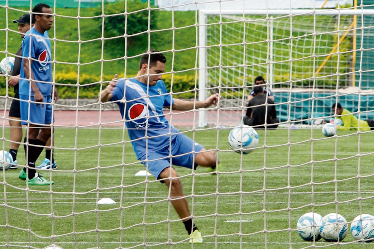 Carlos Figueroa empalma un balón en el entreno de ayer de Comunicaciones, realizado en el estadio Cementos Progreso. (Foto Prensa Libre: Edwin Fajardo)