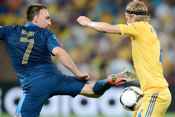 Franck Ribéry lucha con el ucraniano Anatoliy Tymoshchuk en una acción del partido. (Foto Prensa Libre: EFE)