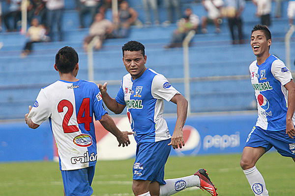 Michel Rivera celebra el gol de los venados que le dio la victoria a Suchitepéquez sobre la Universidad. (Foto Prensa Libre: Jesús Cuque)