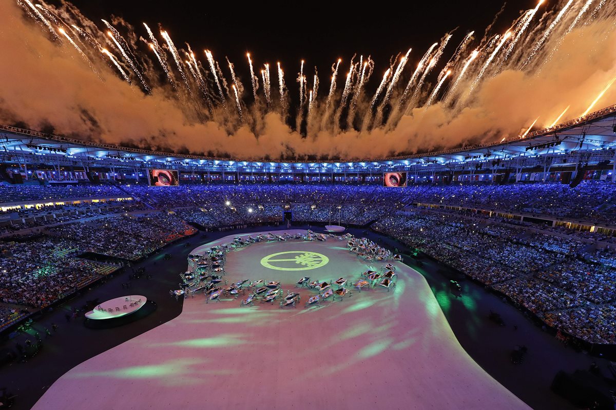 Majestuoso el acto de juegos pirotécnicos en el Estadio Maracaná. (Foto Prensa Libre: AFP)