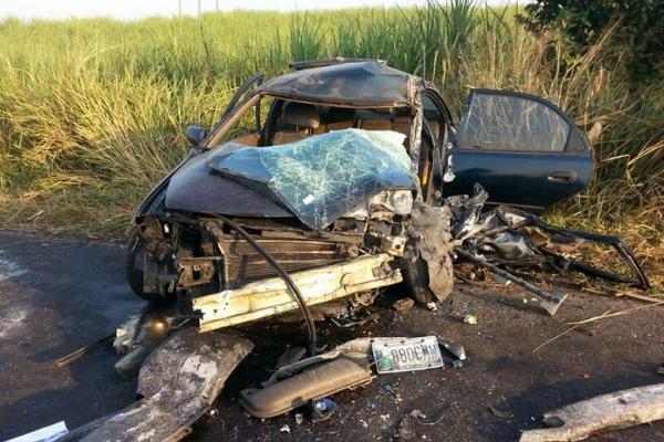 Vehículo en el que viajaban los heridos quedó destruido, en San Andrés Villa Seca. (Foto Prensa Libre: Rolando Miranda)  <br _mce_bogus="1"/>