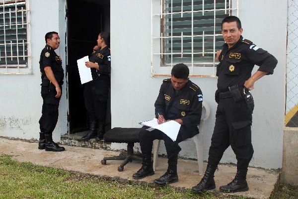 Agentes de la PNC,  en  El Estor, Izabal.