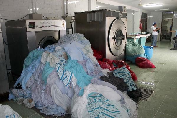 Ropa sucia acumulada en el  Hospital Nacional de la Amistad Japón-Guatemala, en Puerto Barrios.