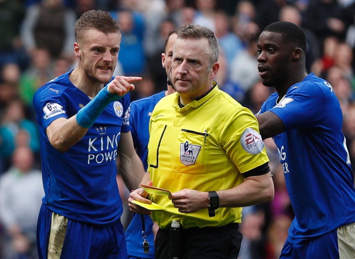 El delantero Jamie Vardy fue suspendido con un partido de suspensión y una multa de 10 mil libras (€13 mil) por su “conducta impropia”. (Foto Prensa Libre: AFP)