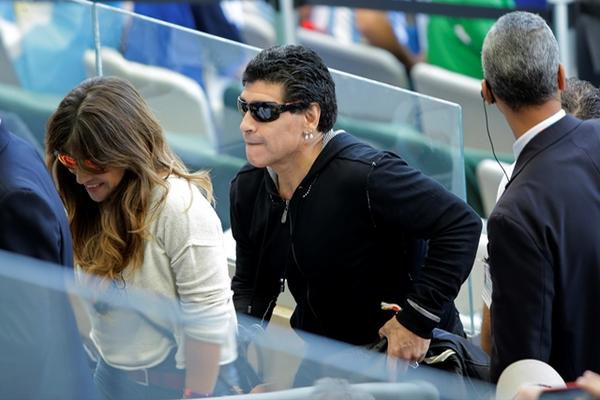 Diego Maradona sale del estadio antes que termine el Argentina - Irán. (Foto Prensa Libre: AP)