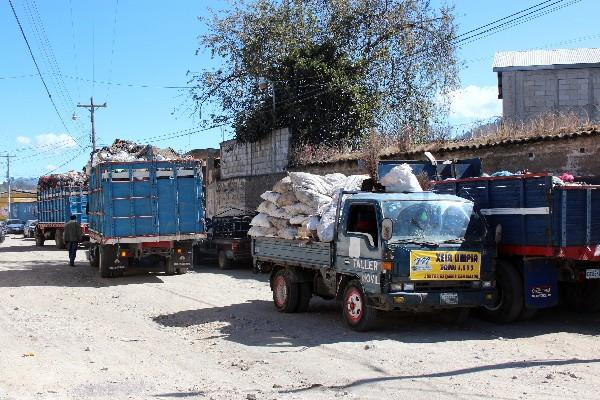 Camiones cargados con desperdicios permanecen en las calles de  Xelajú, debido al bloqueo de vecinos del cantón Xepaché.