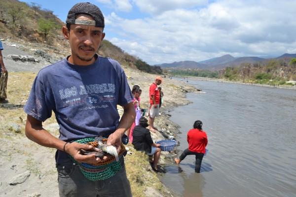 Pobladores de  El Rancho, San Agustín Acasaguastlán, así como de otros lugares de El Progreso, van al río Motagua a pescar.