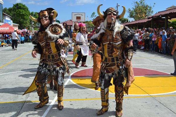 El Convite  de Chicamán, Quiché, durante  su participación en la inauguración  de la feria de Estanzuela. (Foto Prensa Libre: Edwin Paxtor)<br _mce_bogus="1"/>