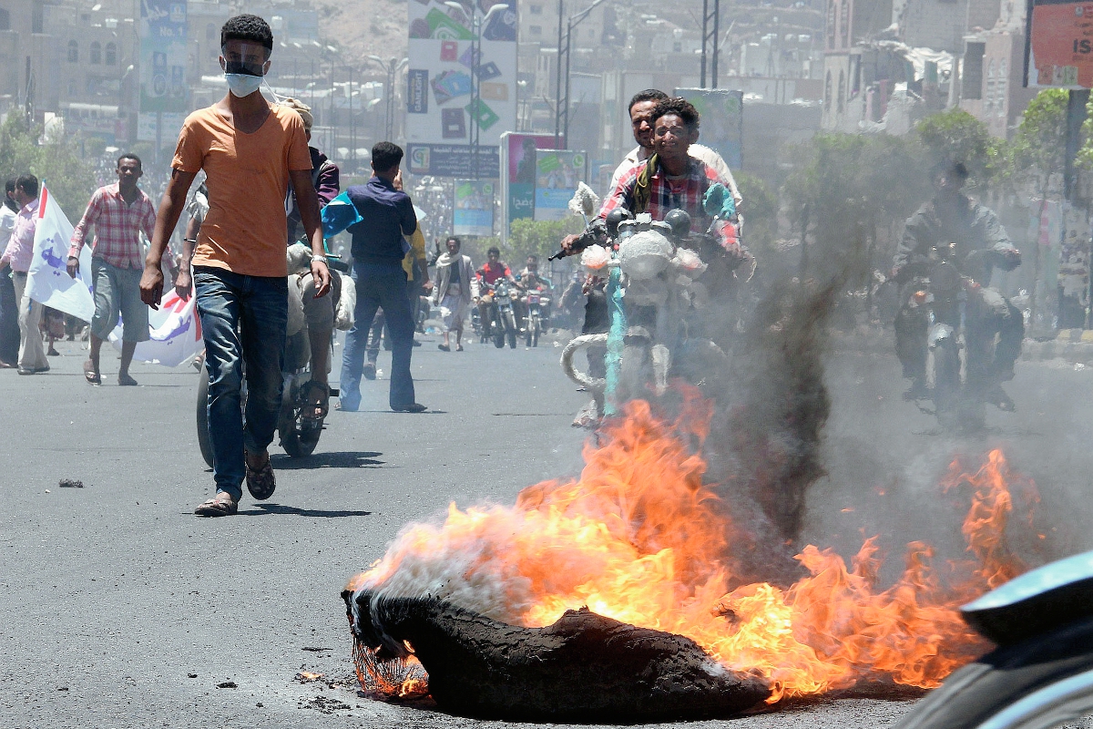 Los manifestantes protestan en la ciudad Taez contra la llegada de la milicia chií Houthi.(Foto Prensa Libre:AFP)