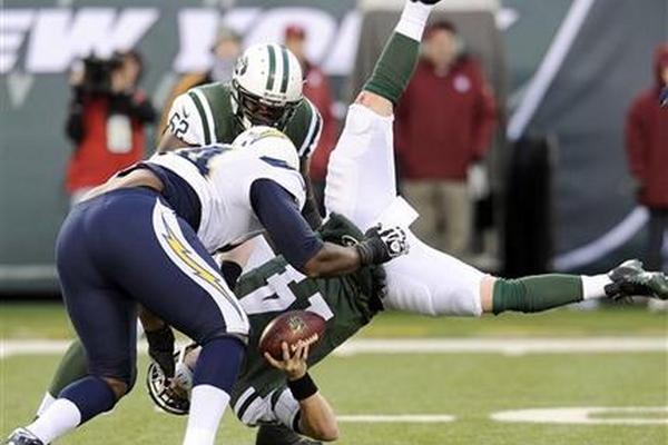 En esta foto del domingo 23 de diciembre de 2012, el quarterback de los  Jets de Nueva York, Greg McElroy, cae de cabeza, al ser capturado por Corey Liuget, de los Chargers de San Diego. (Foto Prensa Libre: AP)