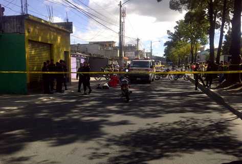 Escena del crimen contra José David Macario Osorio, de 44 años, ultimado en  colonia San Rafel II zona 18. (Foto Prensa Libre)