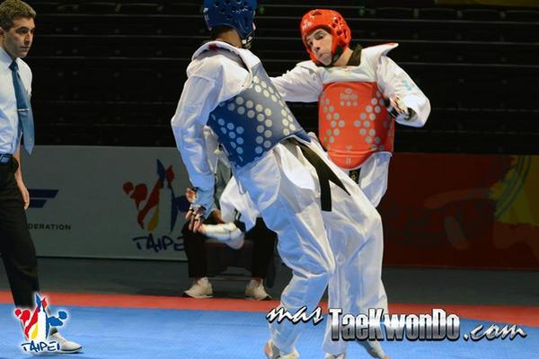 Francisco Palacios -de rojo - en el Torneo Clasificatorio en China. (Foto Prensa Libre: cortesía mastaekwondo.com)