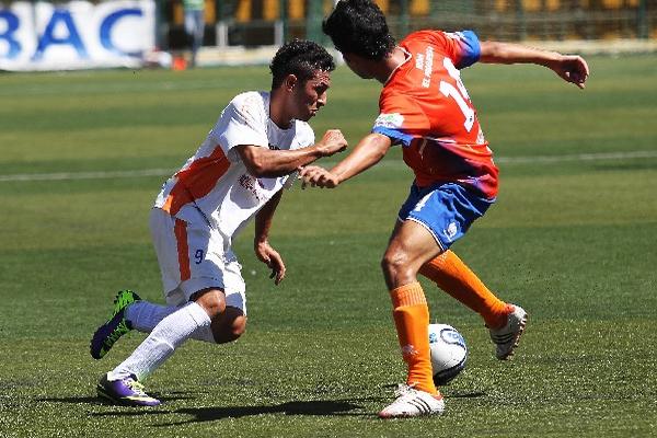 Diego Ruis llevó peligro al marco de los cebolleros. (Foto Prensa Libre: Jorge Ovalle)