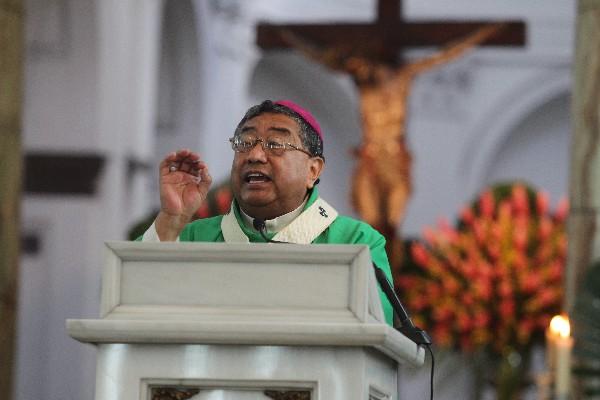 Óscar Vian oficia misa  en la Catedral Metropolitana (Foto Prensa Libre: ARCHIVO).