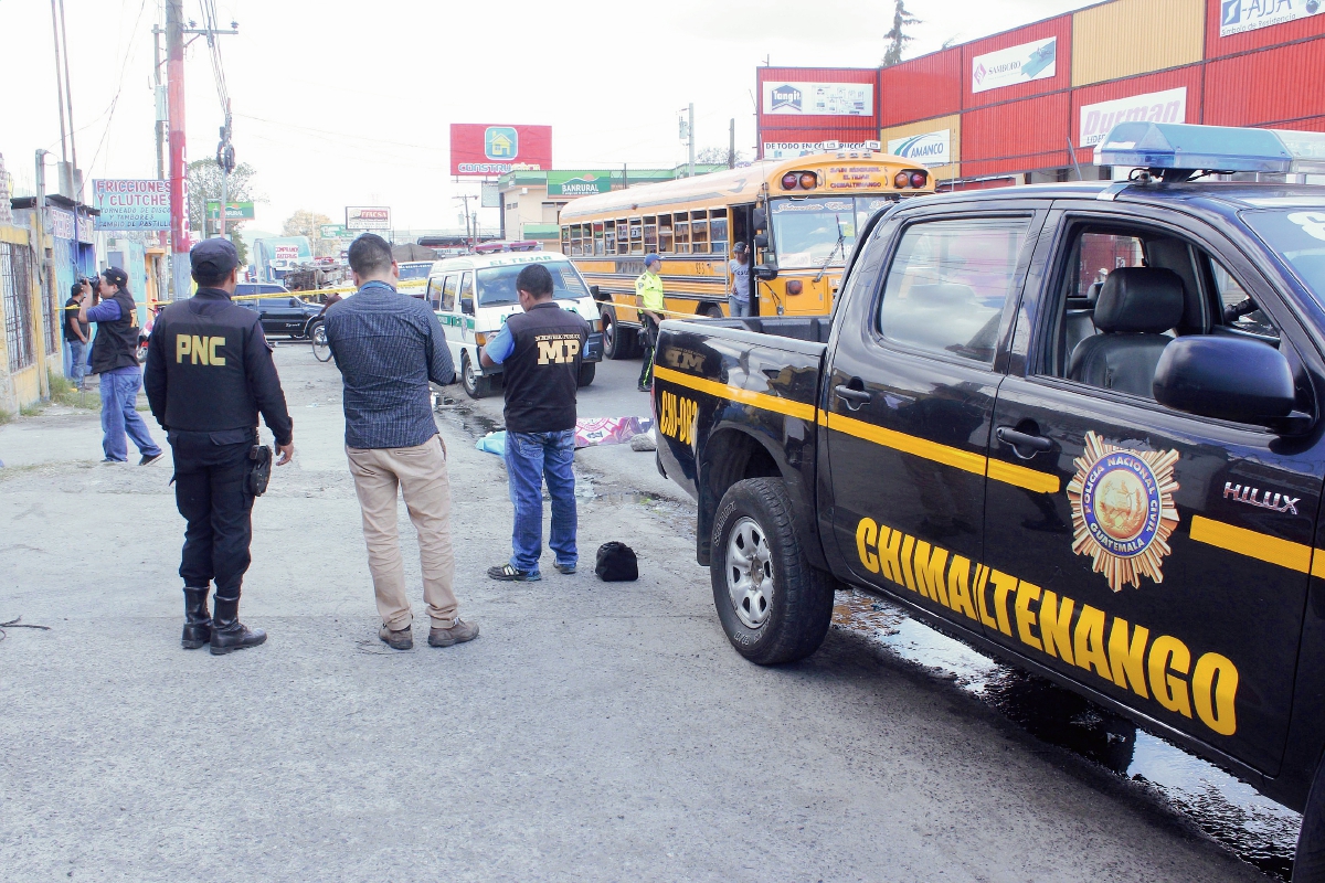 Autoridades resguardan el lugar donde murió de forma violenta un hombre, en Chimaltenango. (Foto Prensa Libre: Víctor Chamalé)