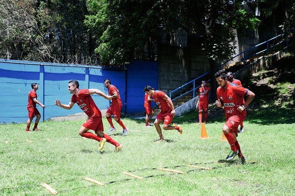 Los rojos volvieron a los entrenamientos este miércoles en el estadio El Trébol. (Foto Prensa Libre: Francisco Sánchez