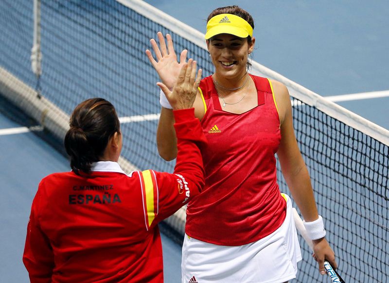 Muguruza celebra con su compañera de equipo Conchita Martínez, este domingo. (Foto Prensa Libre: AFP)