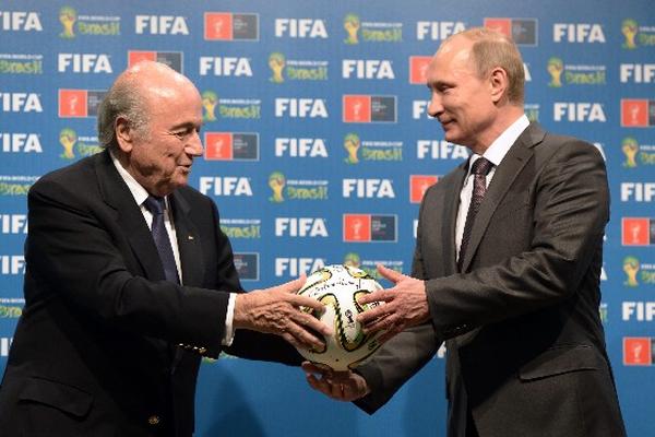 Joseph Blatter junto a Vladimir Putín, presidente de Rusia. (Foto Prensa Libre: AFP)