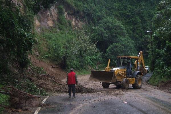 Maquinaria y trabajadores de Covial limpian derrumbe en el kilómetro 38, hacia Antigua Guatemala, Sacatepéquez. (Foto Prensa Libre: Miguel López)<br _mce_bogus="1"/>