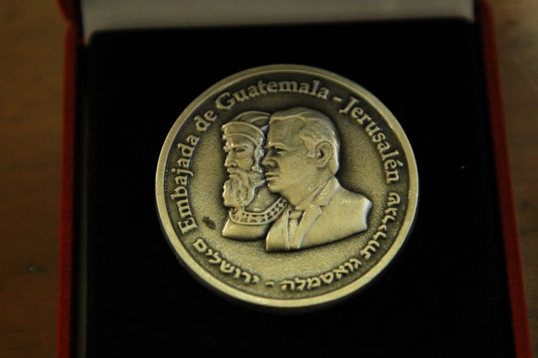 Israel entrega a Jimmy Morales una moneda conmemorativa por