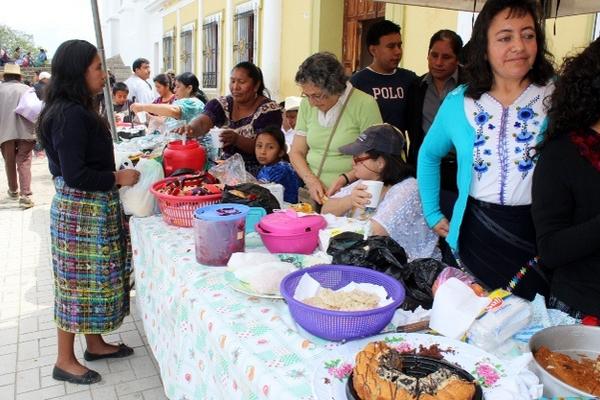 Padres de familia y estudiantes participan en la venta de antojitos efectuada en la Escuela de Educación Especial de Santa Cruz del Quiché. (Foto Prensa Libre: Óscar Figueroa) <br _mce_bogus="1"/>