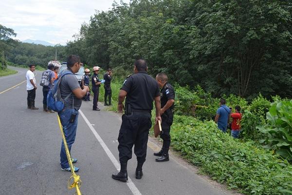 Autoridades resguardan el lugar donde fue encontrado el cadáver de Marco Tulio Castillo, en Retalhuleu. (Foto Prensa Libre: Jorge Tizol)