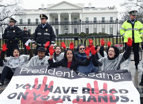 Un grupo de activistas protestan  frente de la Casa Blanca.