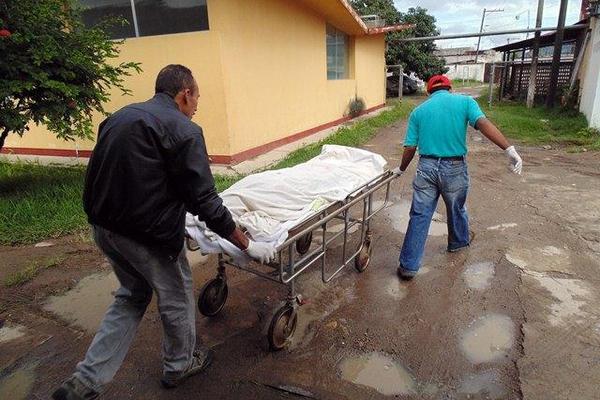 Empleados del Hospital Nacional de Jalapa trasladan el cuerpo de Élida  Marina Jiménez, quien murió baleada. (Foto Prensa Libre: Hugo Oliva)